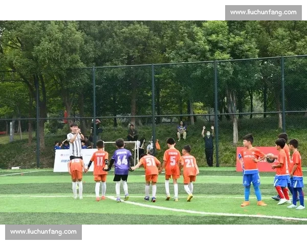 绿茵场上激战正酣球员拼搏争夺胜利瞬间展现精彩风采